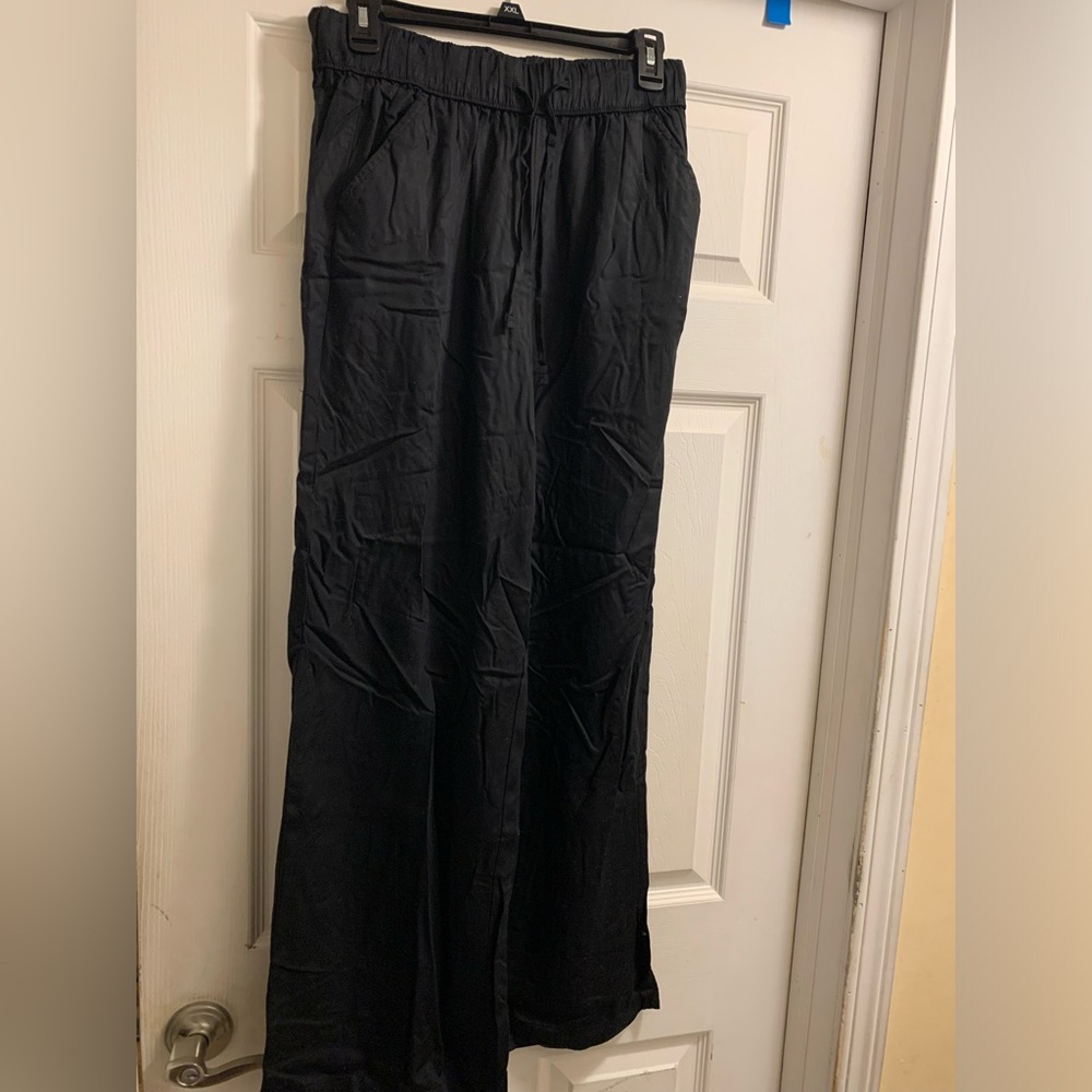 Black elastic waisted flowy pants.